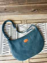 Load image into Gallery viewer, Blueberry Bullhide
